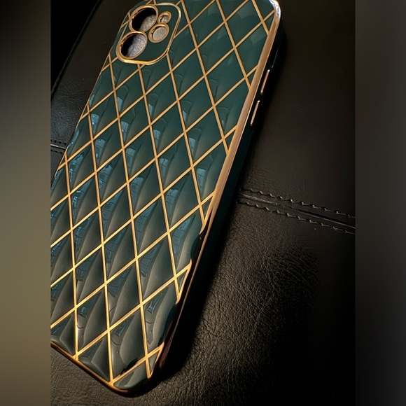 iPhone 11 Green ✅ and Gold ⭐️ - Picture 3 of 3